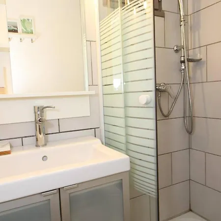 Renove Avec Grande Terrasse, Climatisation, Parking Prive, Proche Commerces Et Thermes - Fr-1-553-192 * بالاروك ليه بان